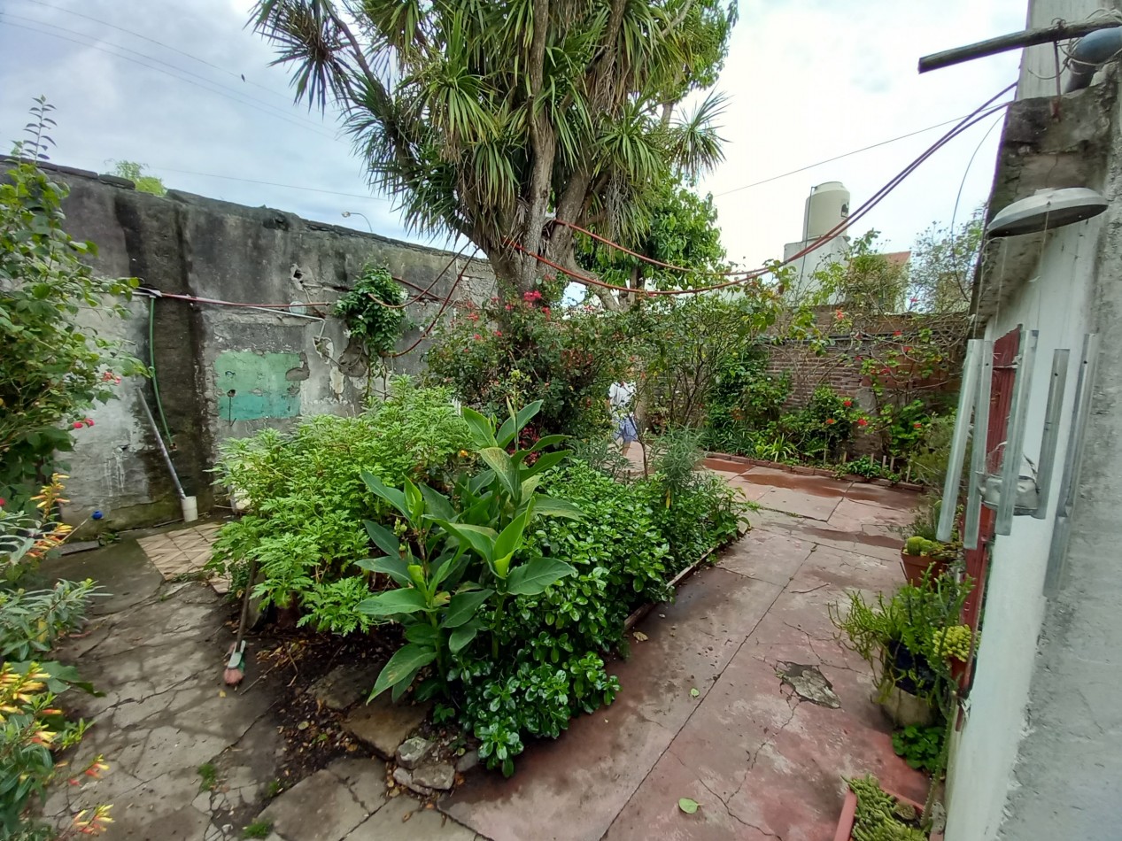 2 Casas a REMODELAR con 2 LOCALES LOTE Estrobel  6000