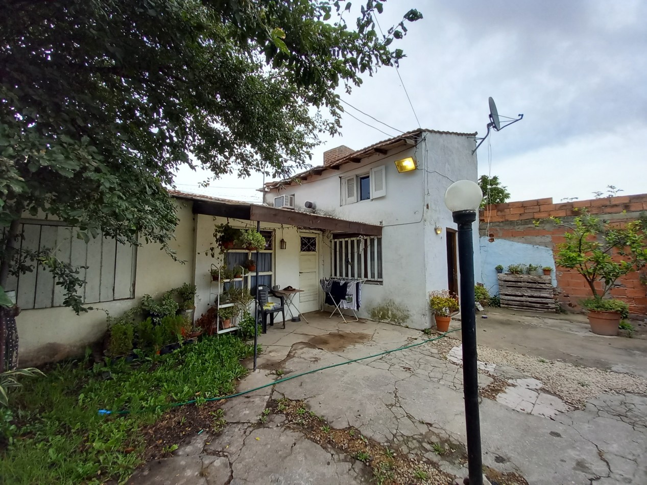 2 Casas a REMODELAR con 2 LOCALES LOTE Estrobel  6000