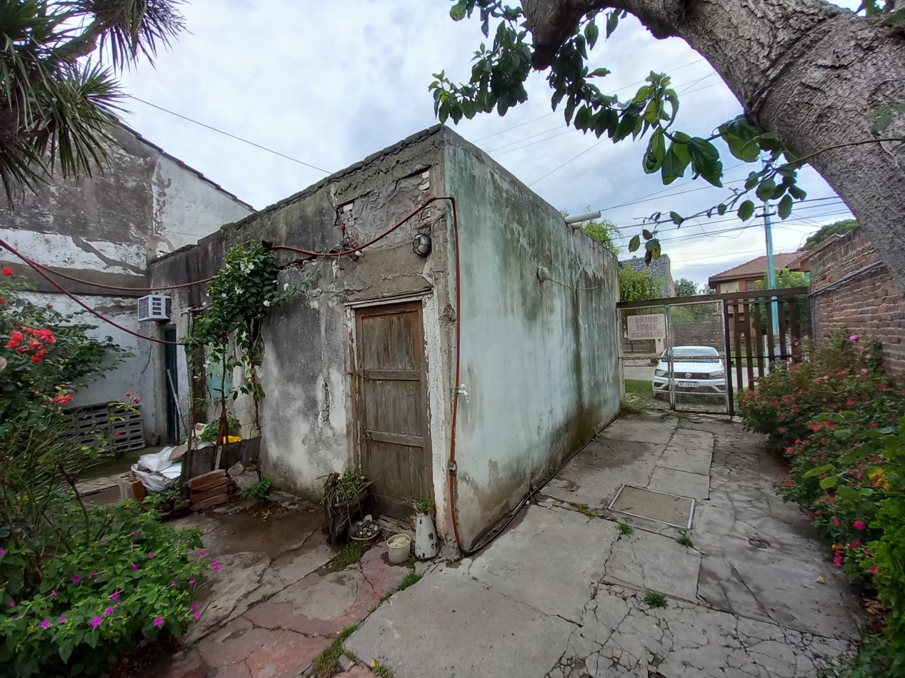 2 Casas a REMODELAR con 2 LOCALES LOTE Estrobel  6000