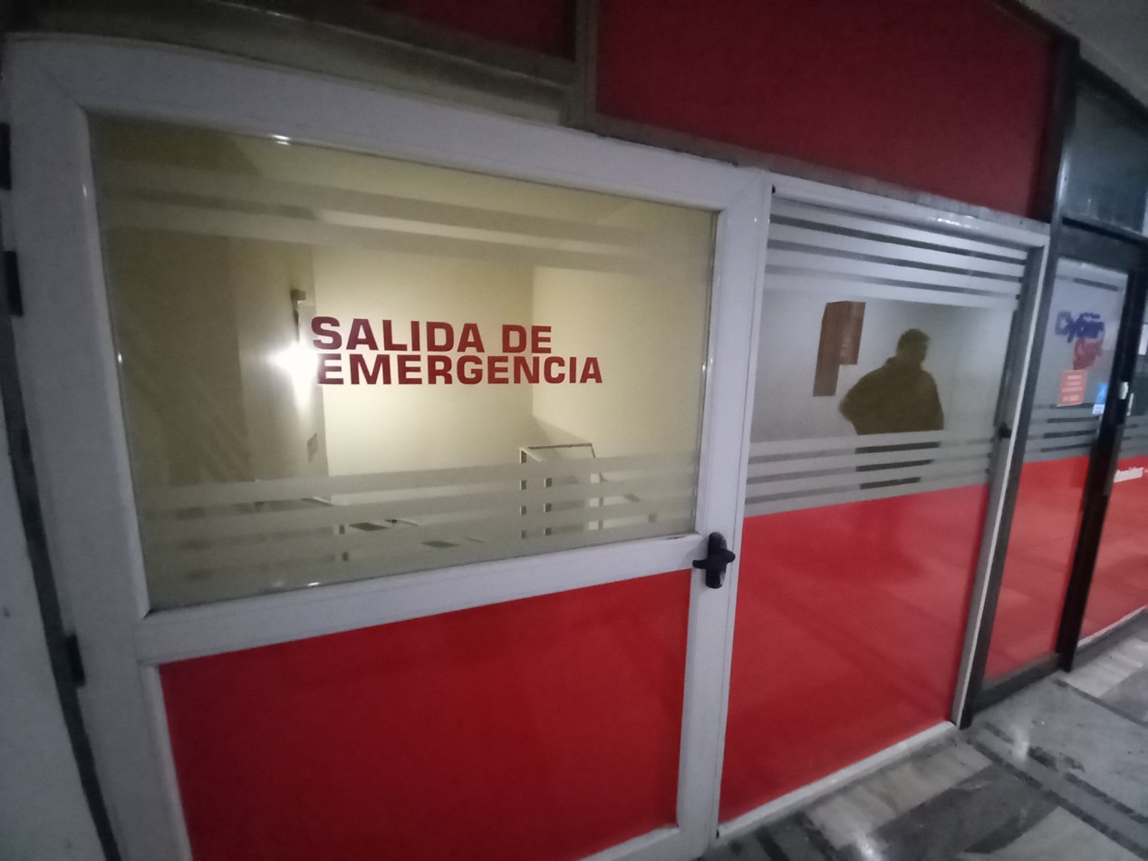 VENTA LOCAL en SUBSUELO SALON en GALERIA 200 Metros MAS 2 LOCALES CENTRO 