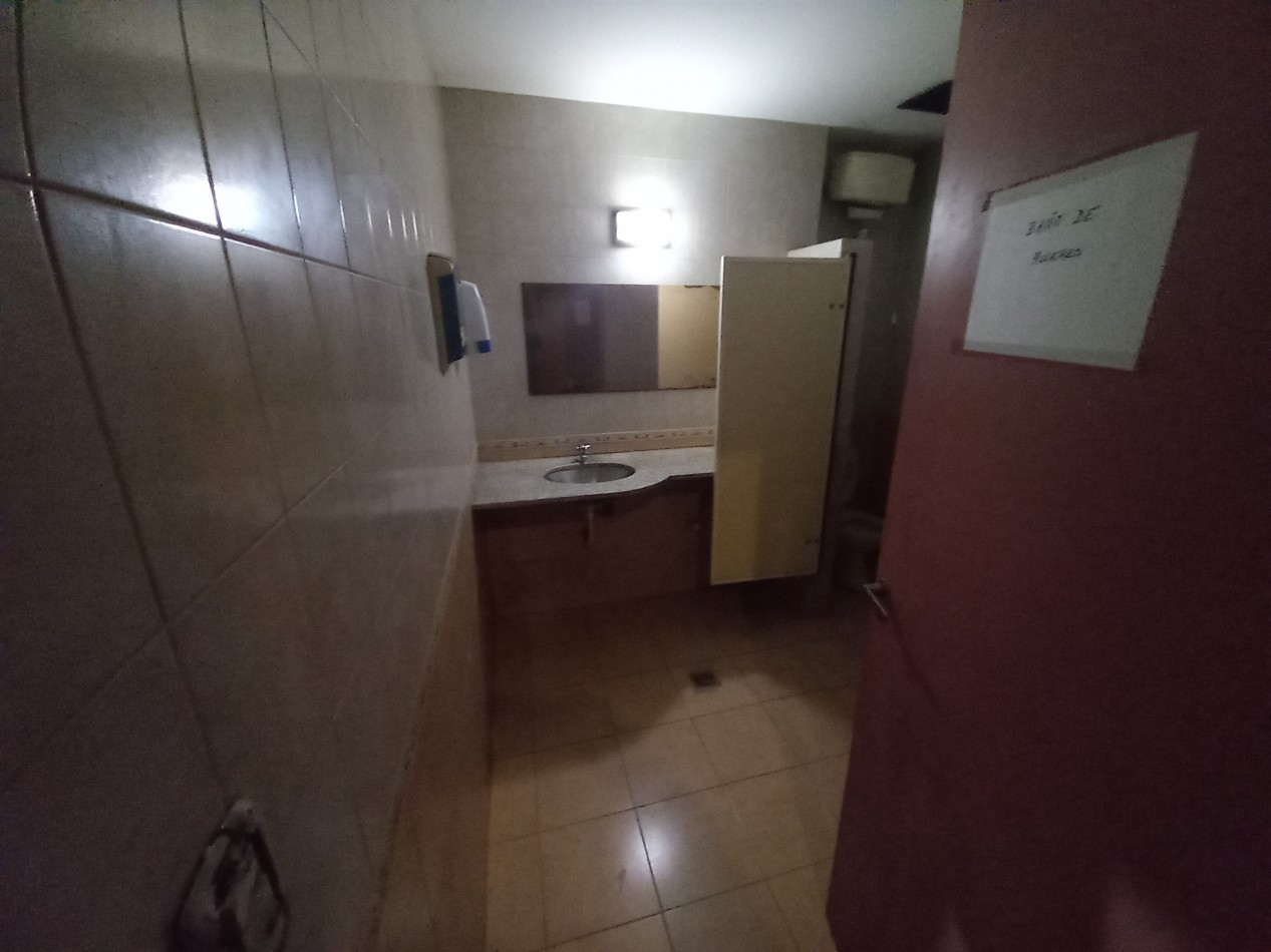 VENTA LOCAL en SUBSUELO SALON en GALERIA 200 Metros MAS 2 LOCALES CENTRO 