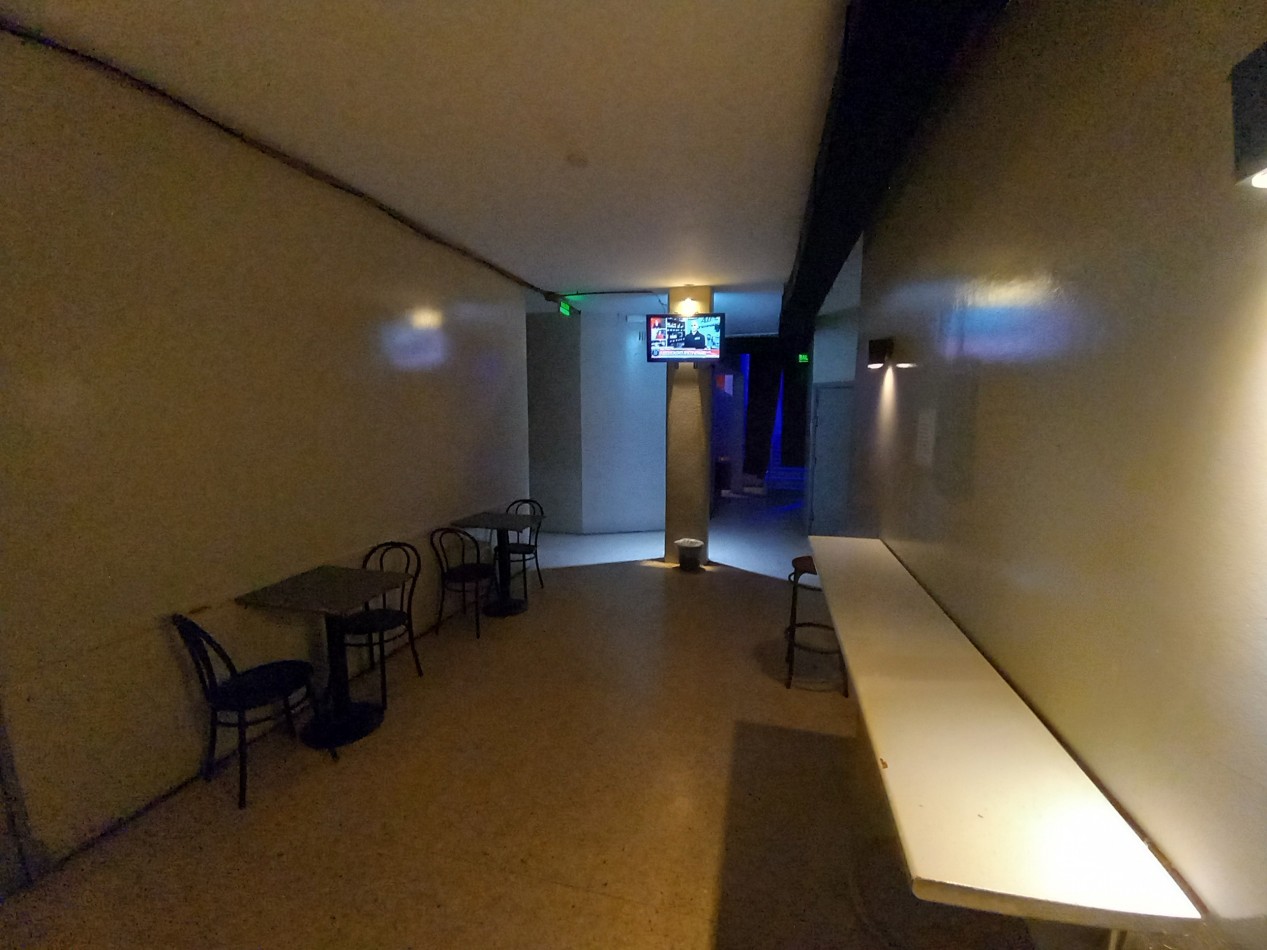 VENTA LOCAL en SUBSUELO SALON en GALERIA 200 Metros MAS 2 LOCALES CENTRO 