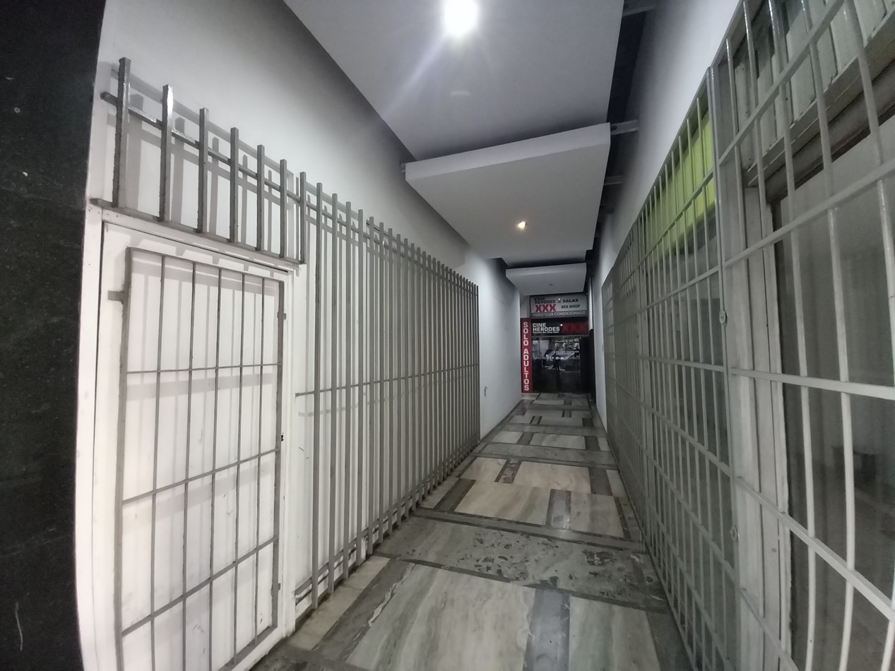VENTA LOCAL en SUBSUELO SALON en GALERIA 200 Metros MAS 2 LOCALES CENTRO 