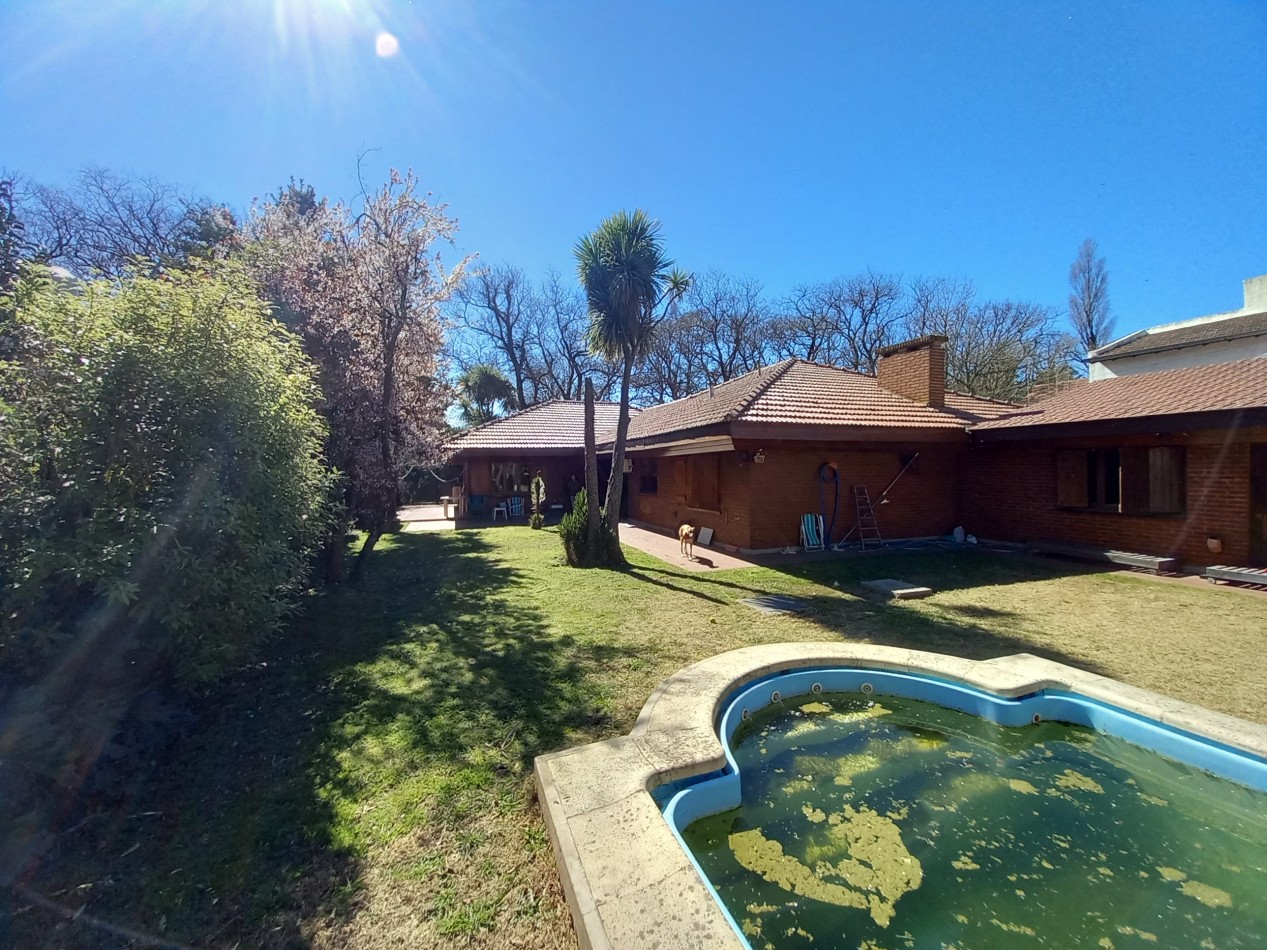 VENTA CHALET 5AMB EXCELENTE PARQUE PILETA COCHERA 