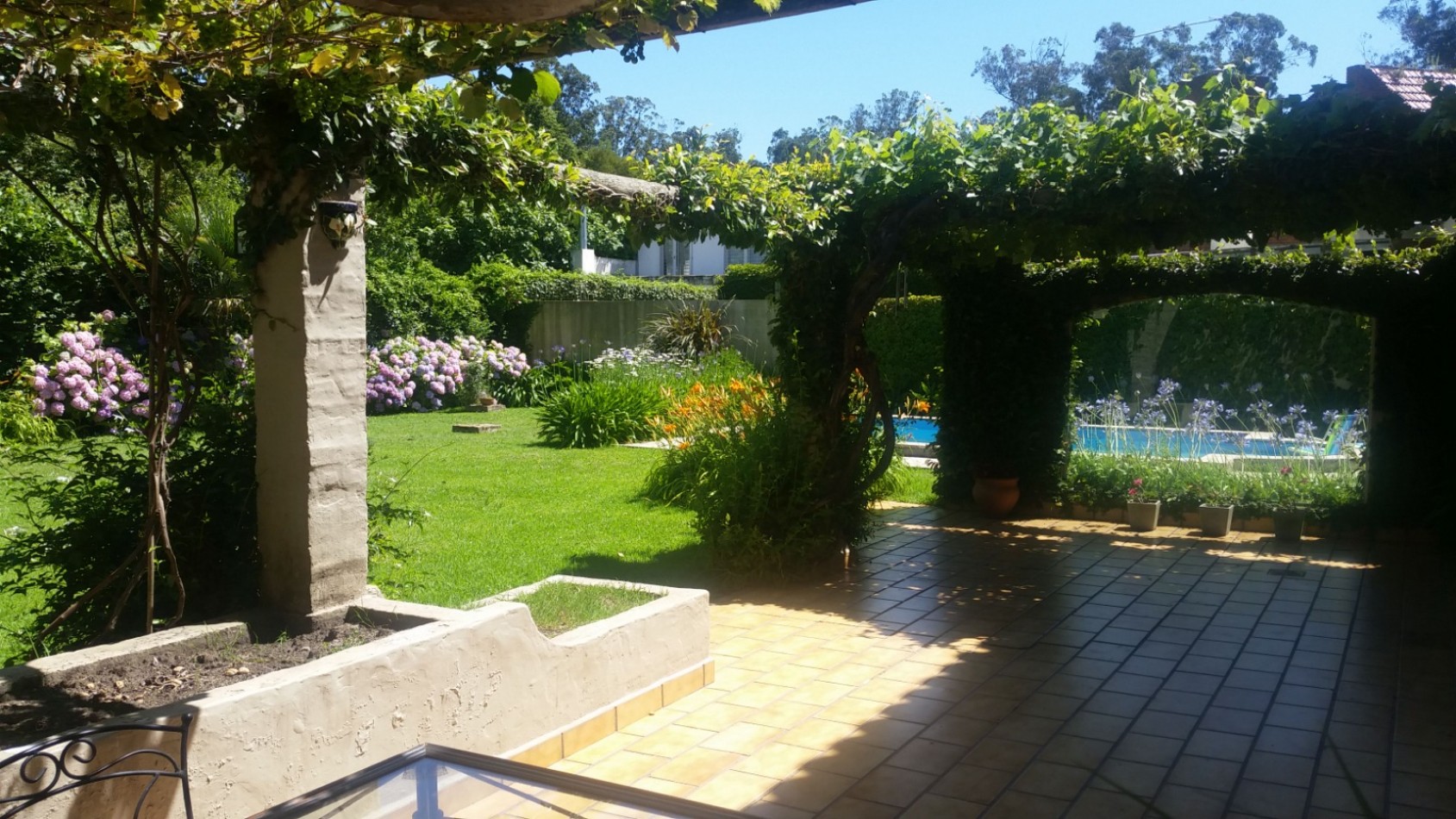 VENTA CASA EXCELENTE 4 AMB APTO CREDITO PILETA y PARQUE en BARRIO LOS TILOS.-CONSULTE