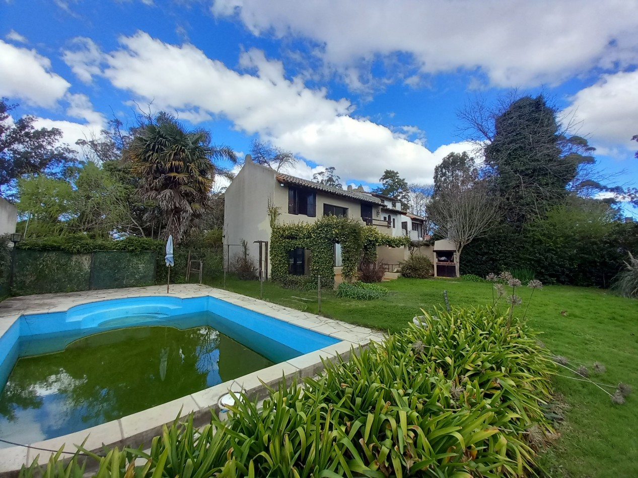 VENTA CASA EXCELENTE 4 AMB APTO CREDITO PILETA y PARQUE en BARRIO LOS TILOS.-CONSULTE