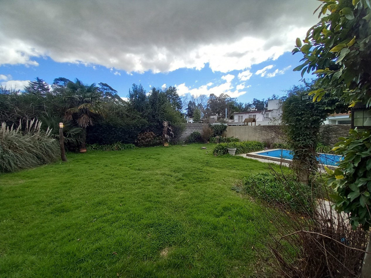 VENTA CASA EXCELENTE 4 AMB APTO CREDITO PILETA y PARQUE en BARRIO LOS TILOS.-CONSULTE