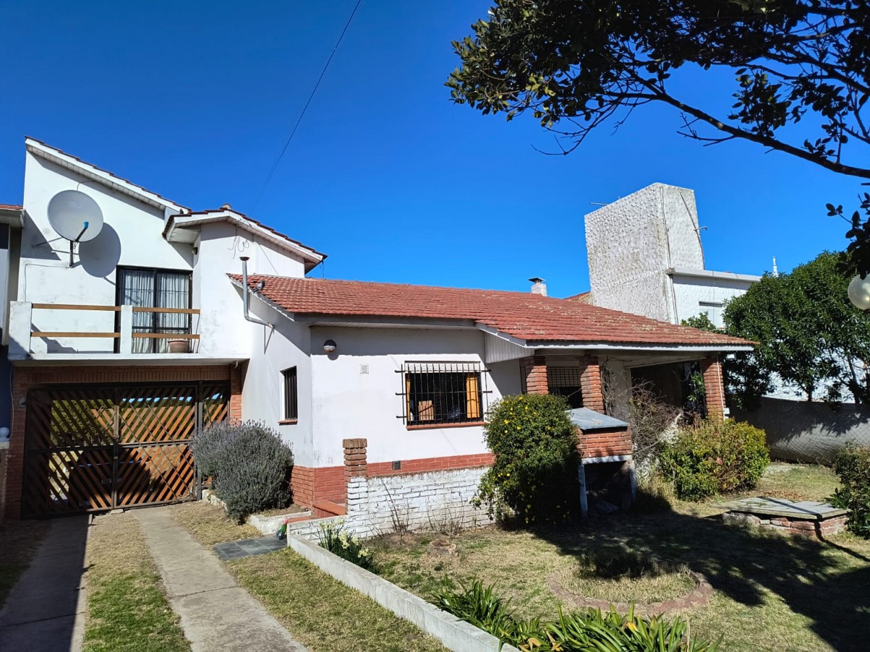 VEBTA de 2 CASAS FRENTE AL MAR BARRIO SAN JACINTO-EXCELENTE INVERSION