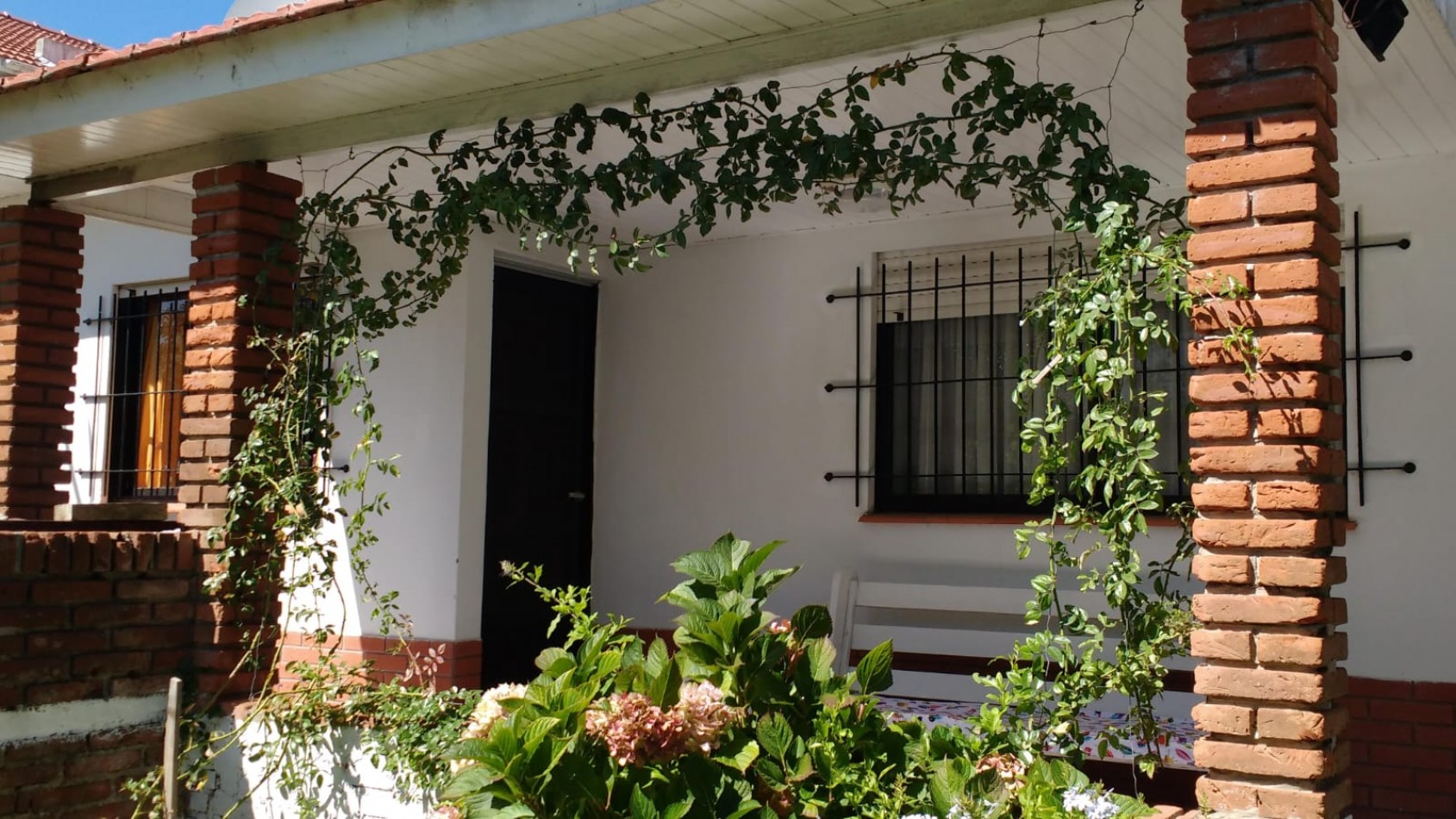 VEBTA de 2 CASAS FRENTE AL MAR BARRIO SAN JACINTO-EXCELENTE INVERSION