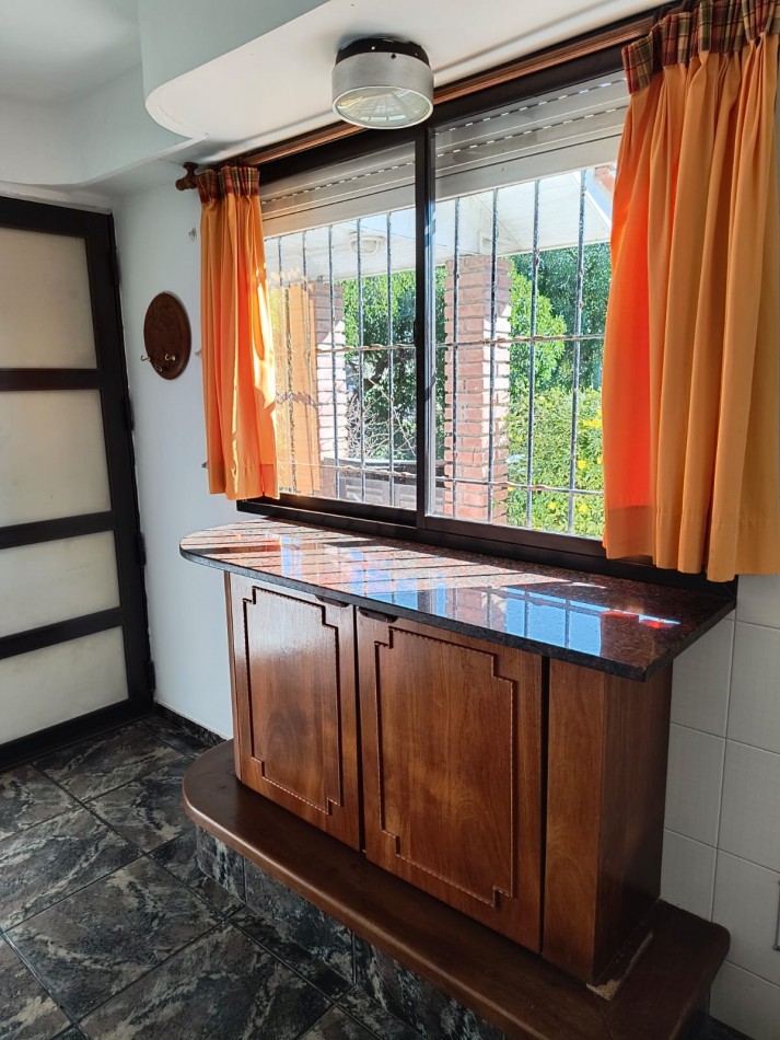 VEBTA de 2 CASAS FRENTE AL MAR BARRIO SAN JACINTO-EXCELENTE INVERSION