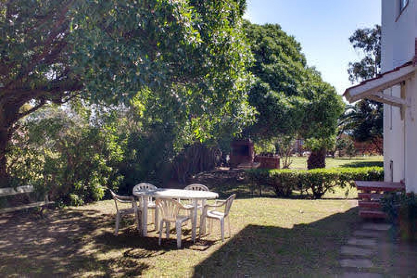 VEBTA de 2 CASAS FRENTE AL MAR BARRIO SAN JACINTO-EXCELENTE INVERSION