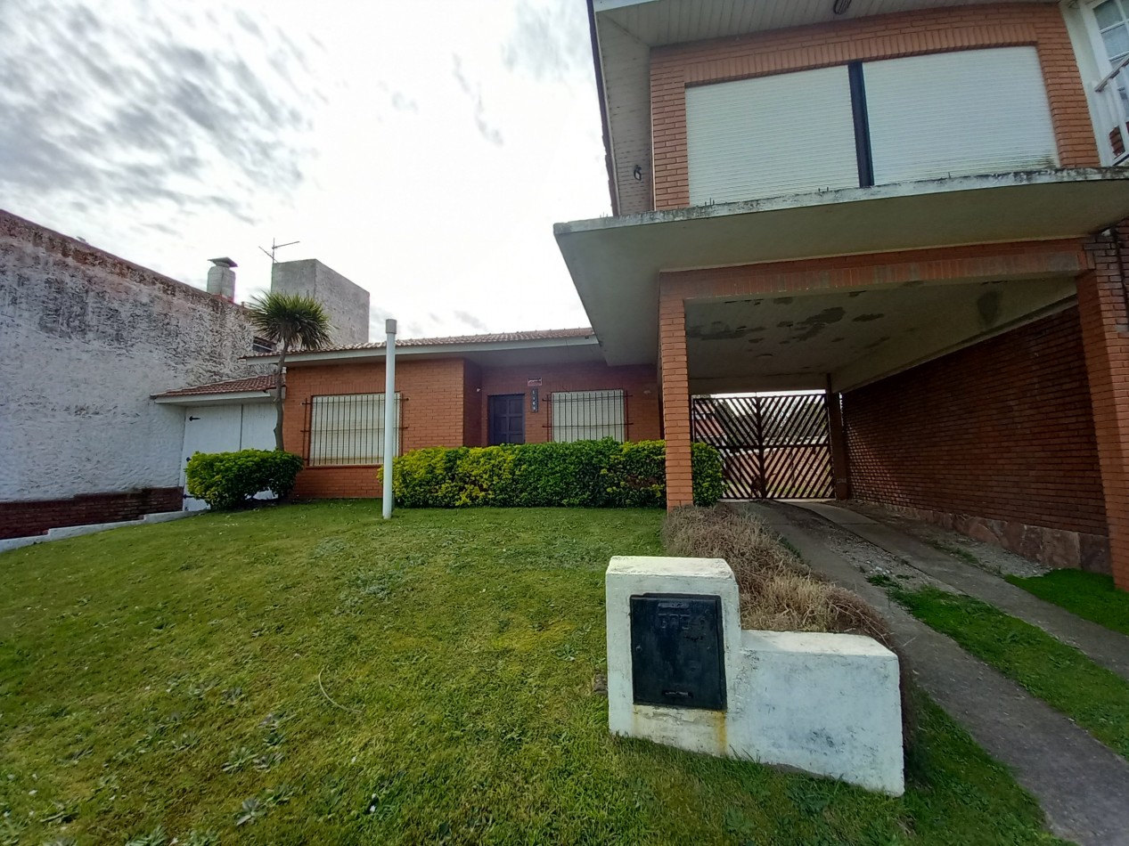 VEBTA de 2 CASAS FRENTE AL MAR BARRIO SAN JACINTO-EXCELENTE INVERSION