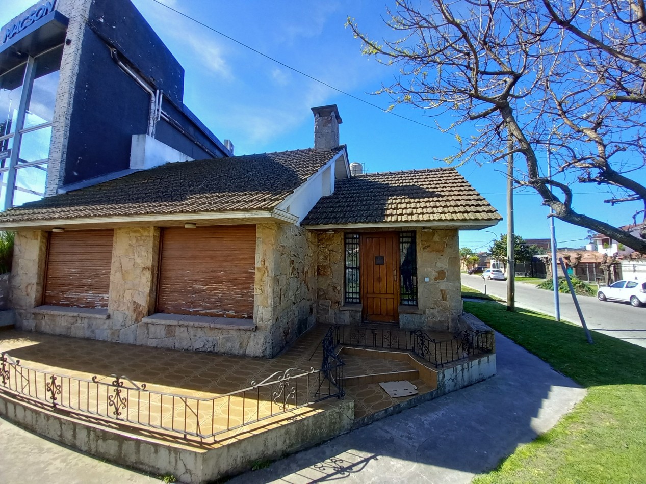 VENTA CASA  COCHERA PATIO ITUZAINGO Y CHAMPAGNAT