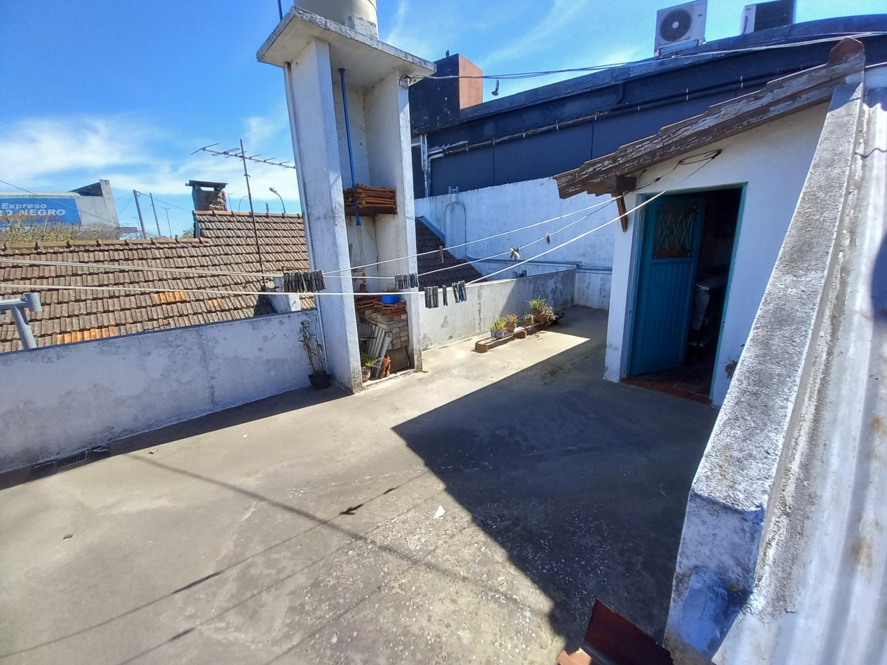 VENTA CASA  COCHERA PATIO ITUZAINGO Y CHAMPAGNAT