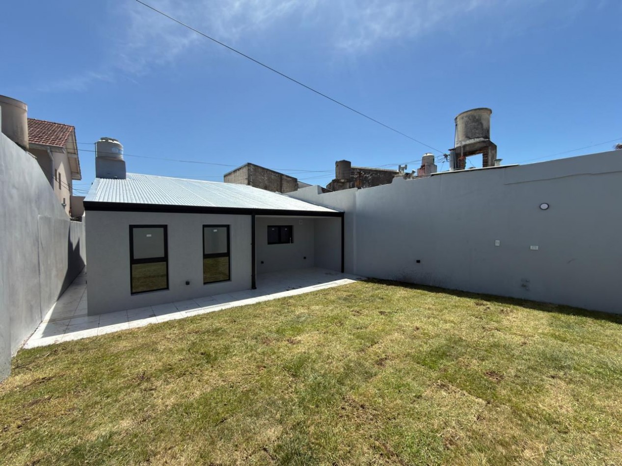  VENTA CASA RECICLADA 2 BAÑOS PARQUE LAVADERO  PERMUTA