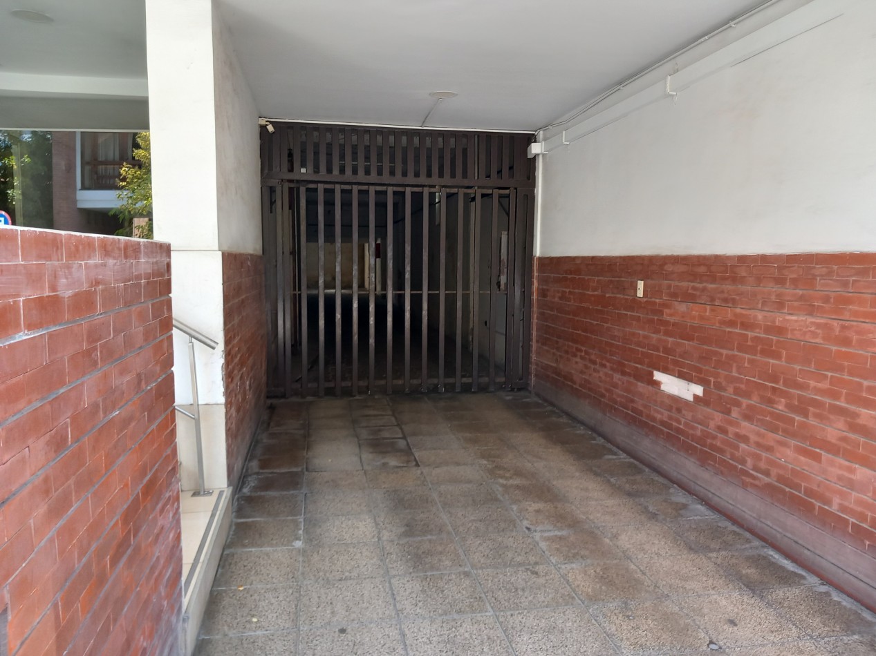 VENTA COCHERA CUBIERTA EXCELENTE ACCESO ARENALES al 3000