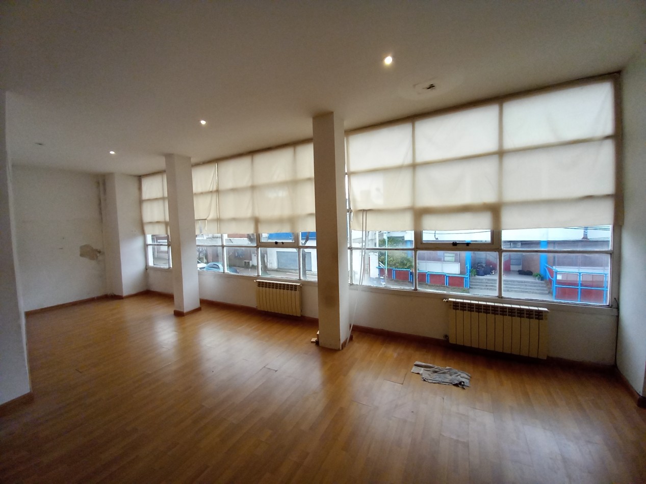 ALQUILER SALON  FRENTE PLANTA ALTA HIPOLITO IRIGOYEN al 3.500 