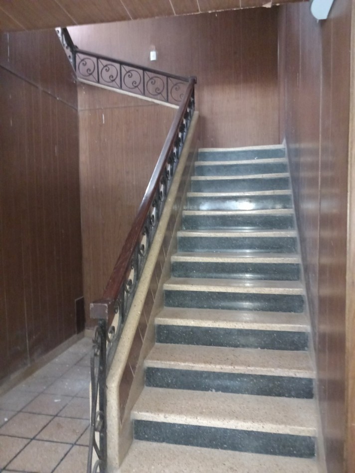 VENTA 1AMB FRENTE en 2 PISO X ESCALERA-EDIFICIO ANTIGUO-PUERTO 