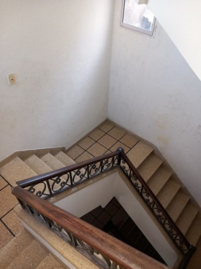 VENTA 1AMB FRENTE en 2 PISO X ESCALERA-EDIFICIO ANTIGUO-PUERTO 